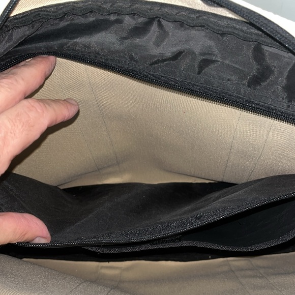 Hugo Boss Laptop Bag W/Strap, 18”x 4”x 14” Crème in Colour very good condition - Picture 5 of 9